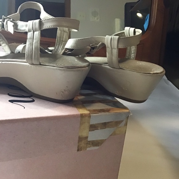 Easy Spirit Cream Wedge Sandals 10M - Picture 2 of 6